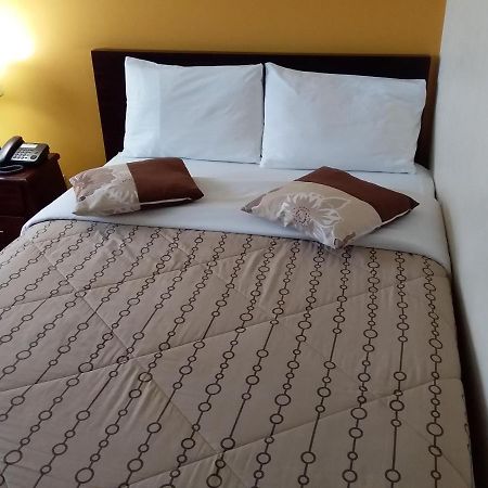 Hostal El Roble Кито Екстериор снимка