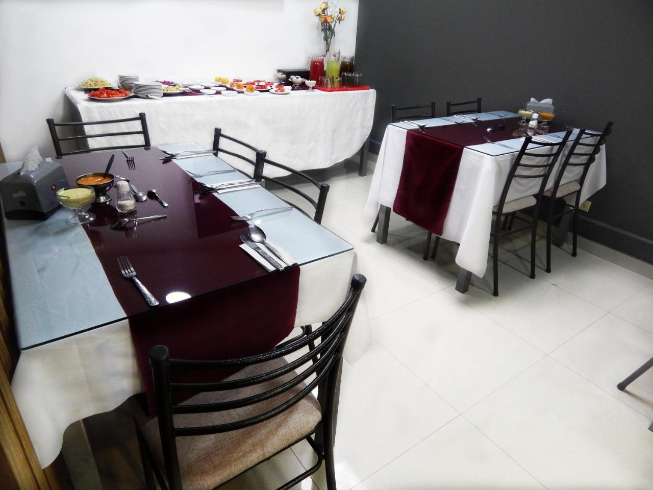 Hostal El Roble Кито Екстериор снимка