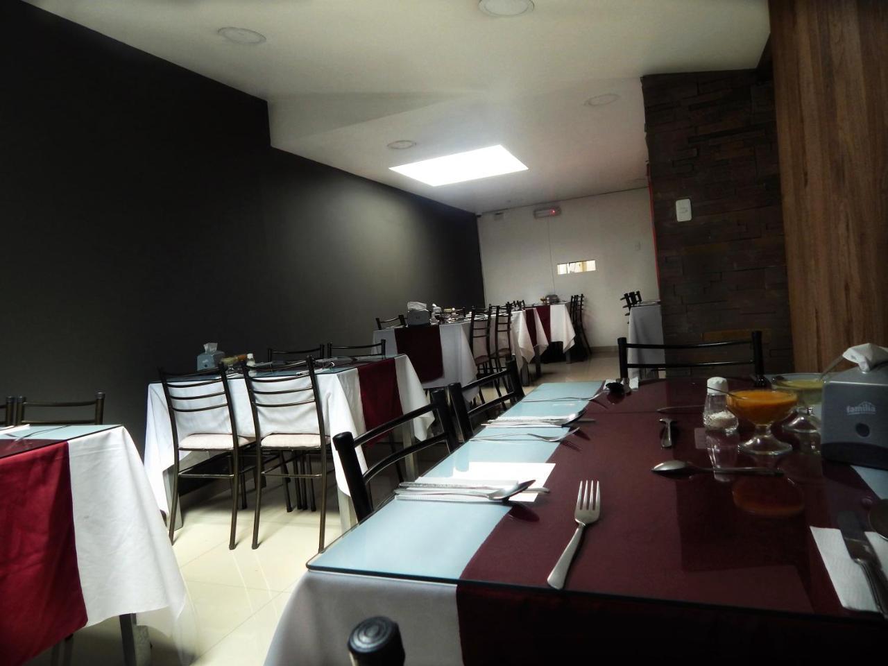 Hostal El Roble Кито Екстериор снимка
