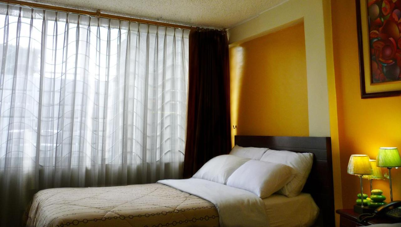 Hostal El Roble Кито Екстериор снимка