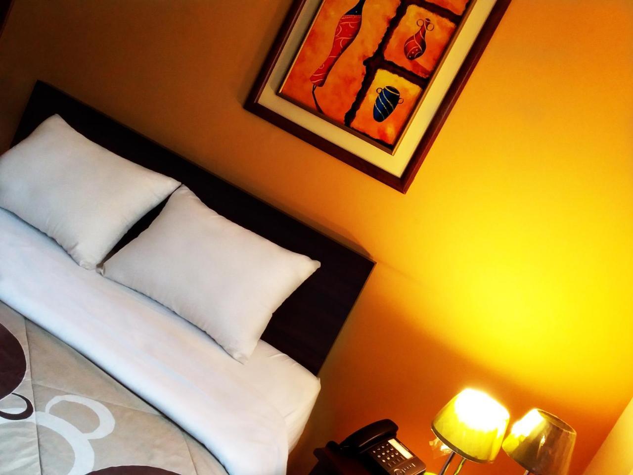 Hostal El Roble Кито Екстериор снимка