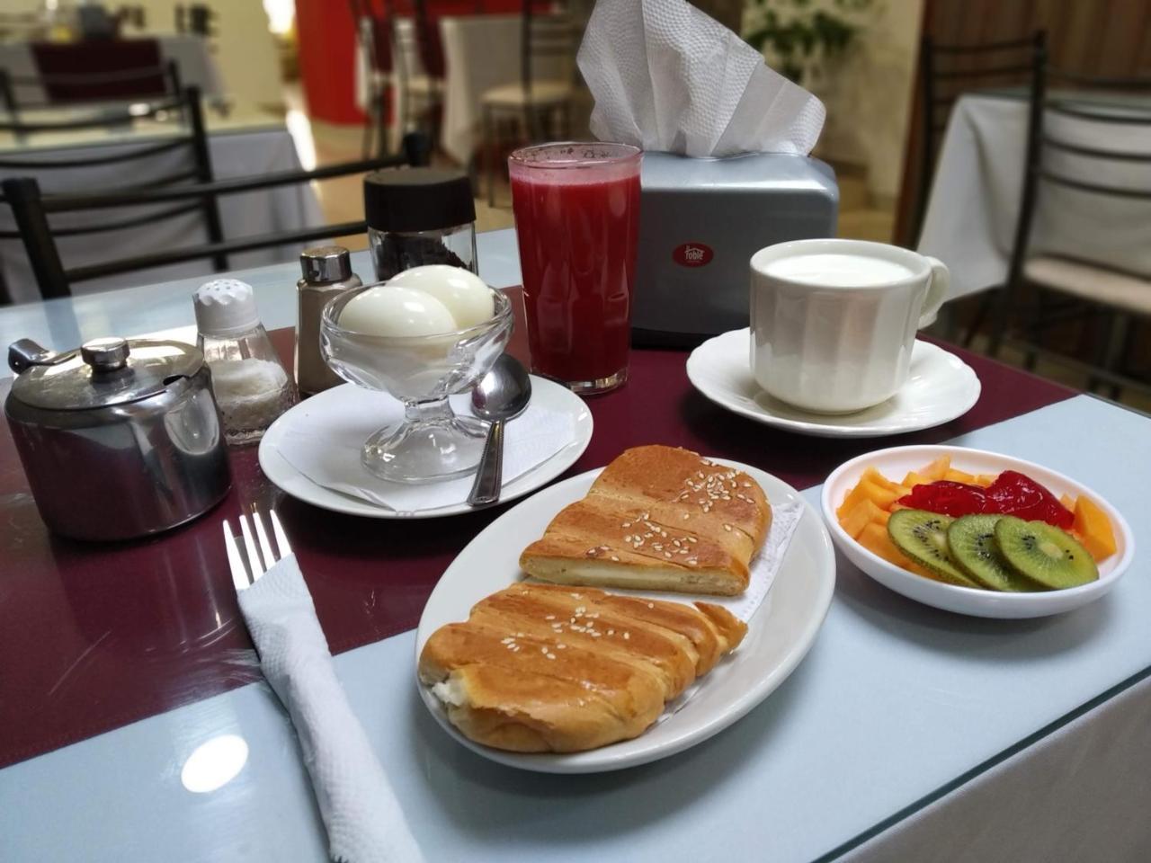 Hostal El Roble Кито Екстериор снимка