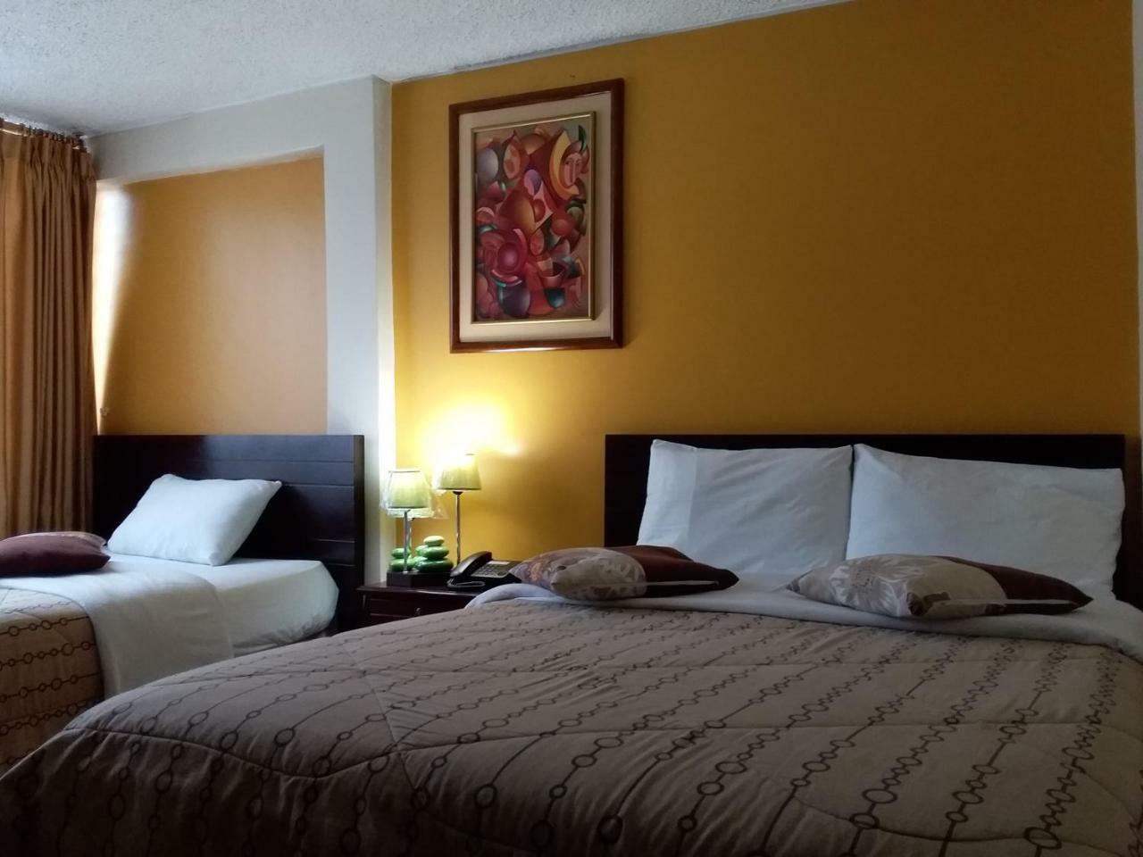 Hostal El Roble Кито Екстериор снимка