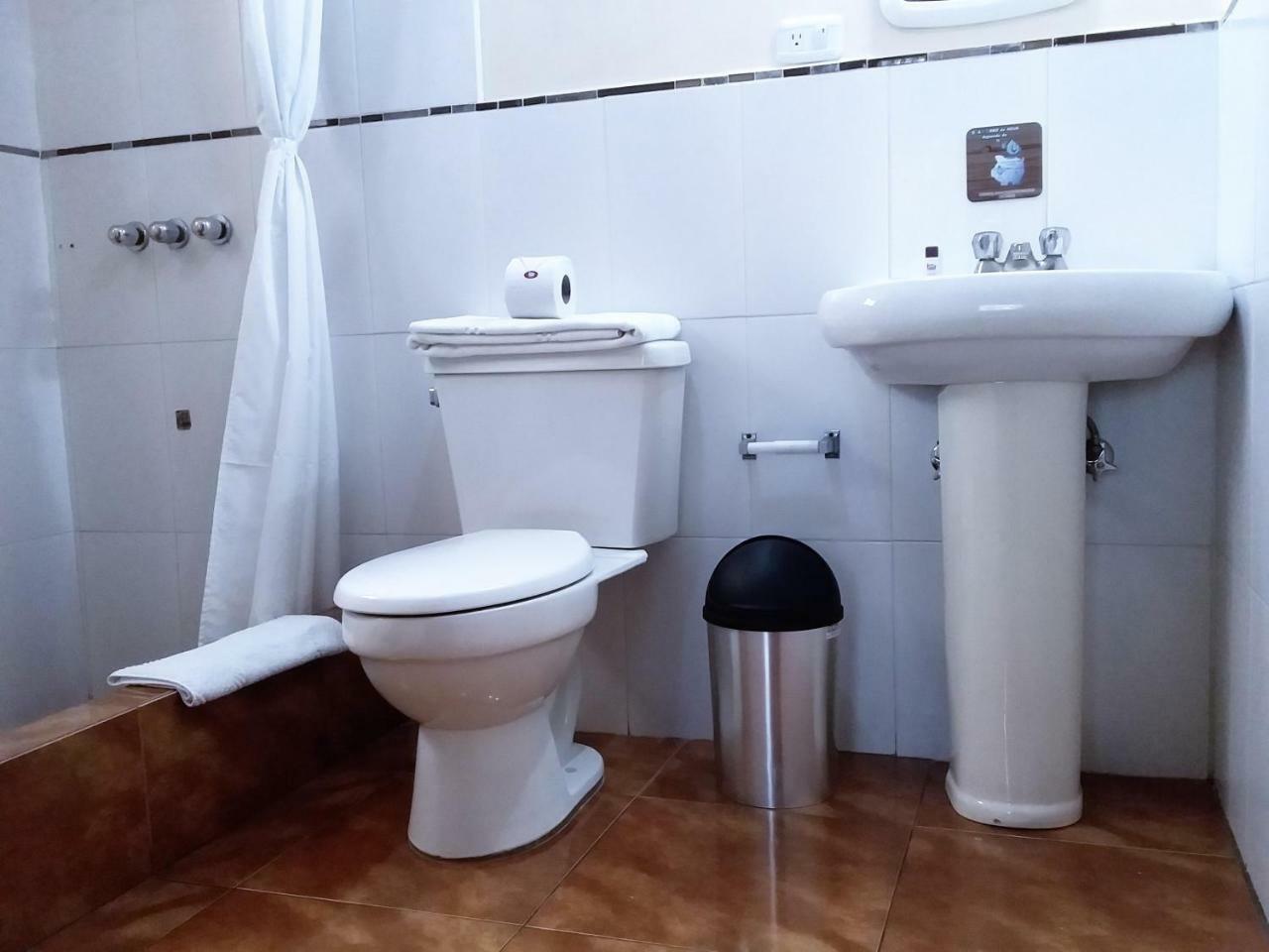 Hostal El Roble Кито Екстериор снимка