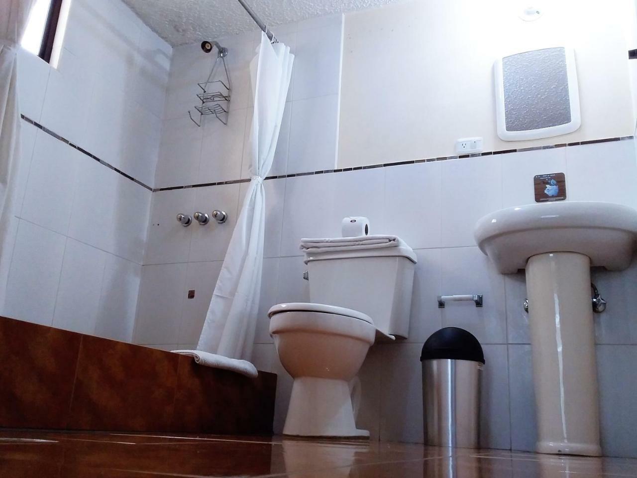 Hostal El Roble Кито Екстериор снимка